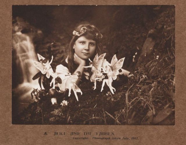 Foto de Frances 'Alice' Griffiths (1907-1986) com fadas, tirada por sua prima Elsie 'Iris' Wright (1901-1988)