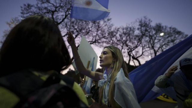 Una mujer con la bandera de Argentina