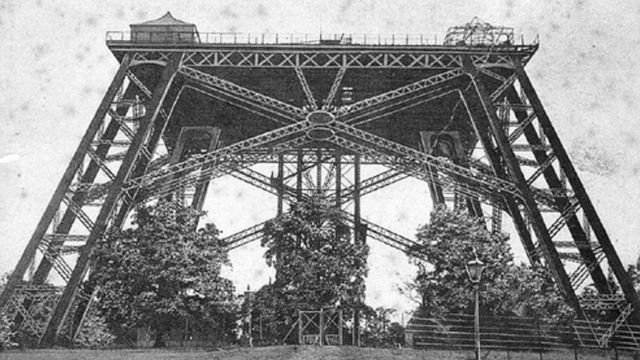 Les quatre pieds de la tour et le premier plateau