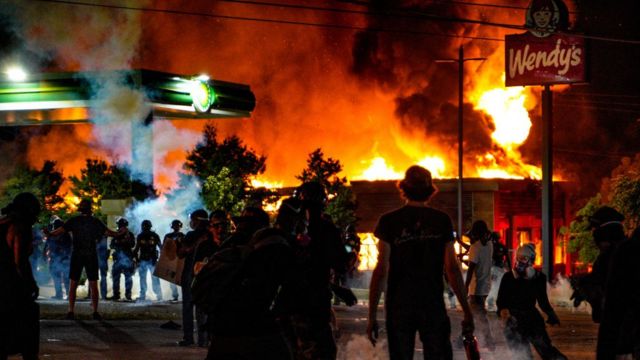 أضرم متظاهرون النار في مطعم وينديز أثناء الاحتجاج على مقتل رايشارد بروكس، 13 يونيو/حزيران 2020 في أتالانتا، الولايات المتحدة