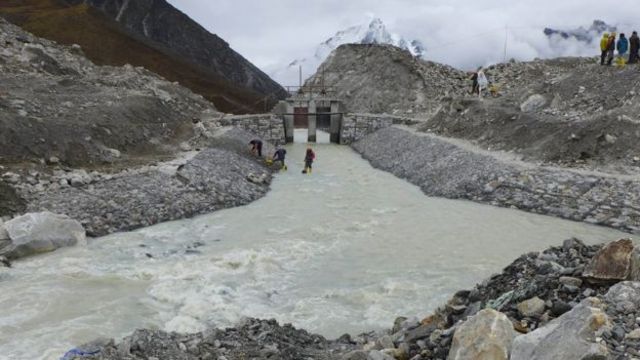 Ejército de Nepal drenando el lago glacial Imja