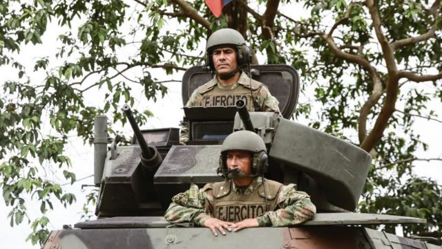 Dos soldados en un tanque de guerra, San Vicente del Caguán, 2022.