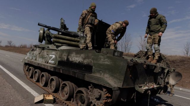 Украинские военные на захваченном российском танке недалеко от Харькова, 29 марта