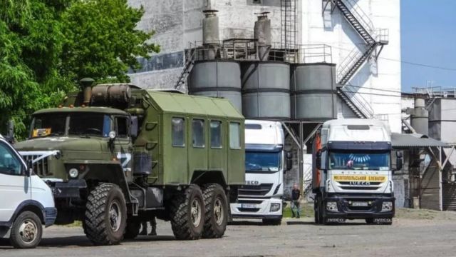 Российские военные возле элеватора в оккупированном Мелитополе