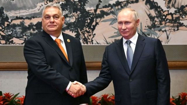 El Primer Ministro húngaro, Viktor Orban, le estrecha la mano a Vladimir Putin