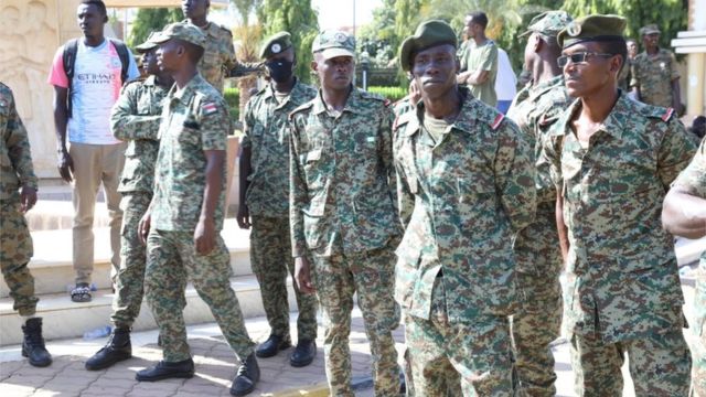 حضور عسكري مكثف عند بوابات القصر الجمهوري في الخرطوم