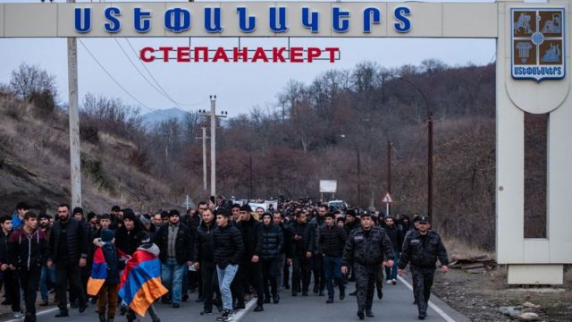 شهروندان ارمنی در جاده قره باغ به ارمنستان