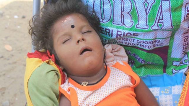 தள்ளுவண்டியில் உறங்கிக்கொண்டிருக்கும் குழந்தை பிரஸ்திகா