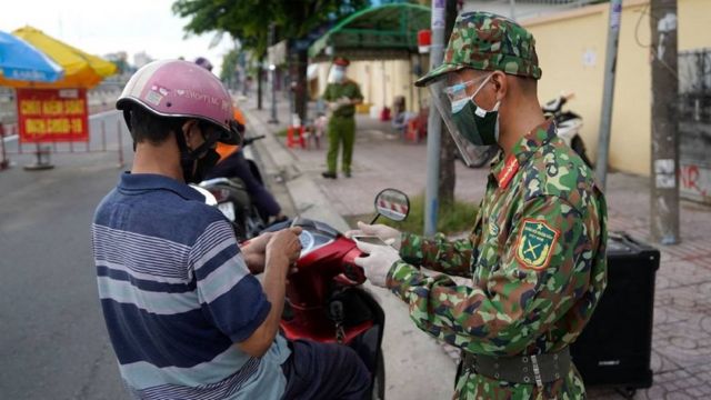Quân đội kiểm tra giấy đi đường của người dân ở Sài Gòn hồi tháng 8/2021