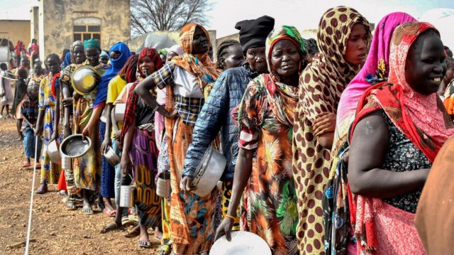 سودانيات فررن من القتال في انتظار الغذاء.