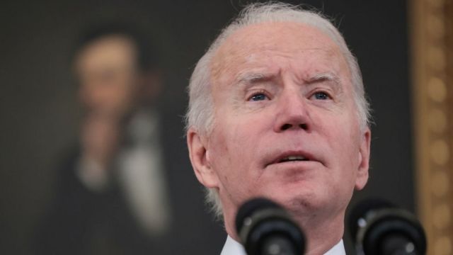 Joe Biden habla en una conferencia de prensa sobre trabajos en enero 2021.