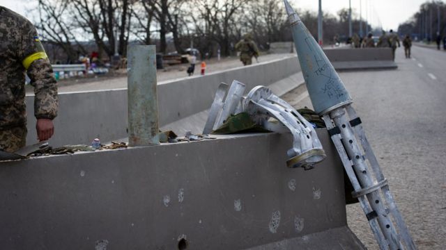 Nikolayev şəhərinin küçələrindən birində kaset bombasının parçaları, 10 mart 2022-ci il