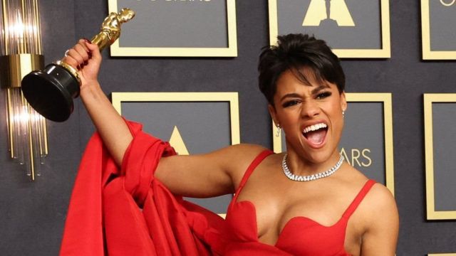 இந்த ஆண்டு சிறந்த குணச்சித்திர நடிகைக்கான விருது வாங்கிய அரியானா டீ போஸ் அகாடமி உறுப்பினராவதற்கான அழைப்பைப் பெற்றுள்ளார்.