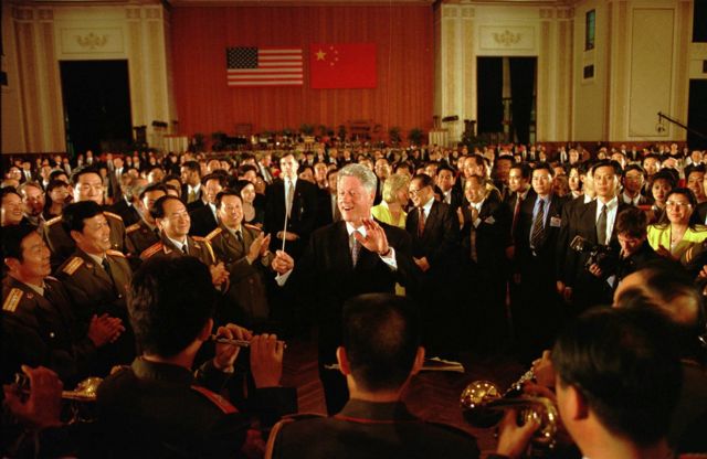 克林顿在1998年访问中国。