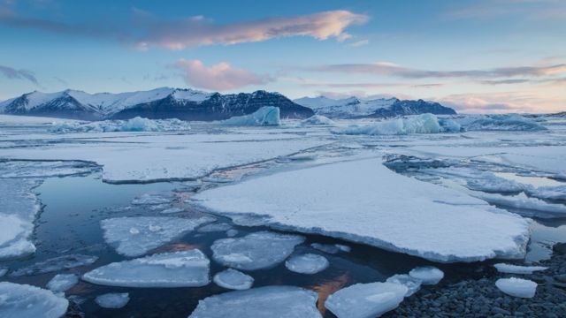 Segmentos de hielo flotando en el mar en el Ártico