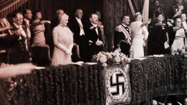 Almirante von Horthy, o regente húngaro, e sua esposa na Ópera de Berlim em uma apresentação de "Lohengrin" de Richard Wagner com Adolf Hitler em 25 de agosto de 1938 em Berlim, Alemanha