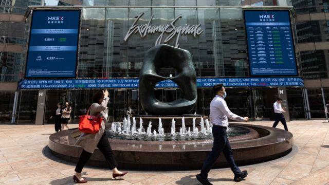 香港交易所外的证券报价屏幕（16/3/2023）