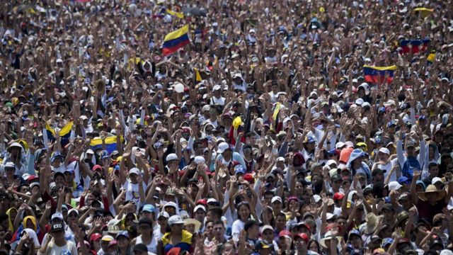 Multitud de la gente en el concierto "Venezuela Aid Live".