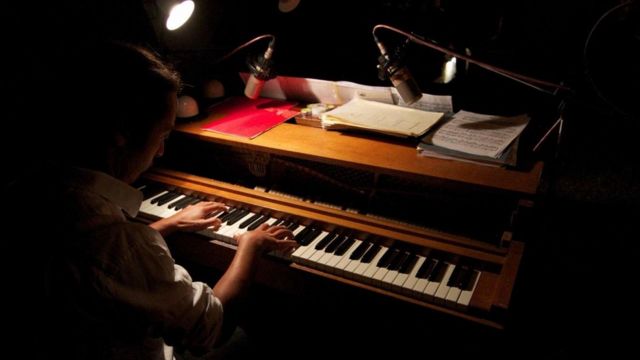 练习钢琴时所需的高度专注成为了数字时代的"终极戒毒所"（图片来源：DavideFerreri / Alamy）