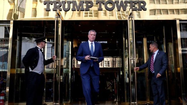 Нью-Йорктун мэри Бил де Бласио Трамп мунарасынан чыгып жатат