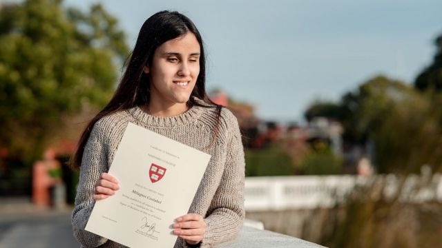 Milagros Costabel con su certificado de aceptación de la universidad de Harvard