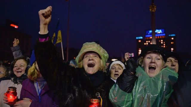 Reação na Praça da Independência, em Kiev, após o anúncio de que os parlamentares ucranianos votaram para derrubar o então presidente Viktor Yanukovych em 22 de fevereiro de 2014