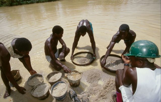 Miners working in an informal diamond mine in Sierra Leone 