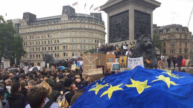 Протестующие на постаменте колонны Нельсона