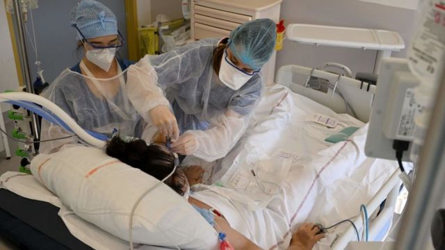 Dos enfermeras en Francia cuidan de una paciente con covid, 5 de enero de 2022