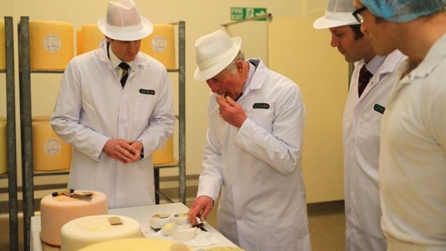 威尔士亲王于2017年在普雷斯顿品尝奶酪(photo:BBC)