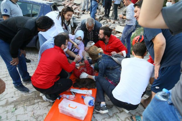 کودکی که از زیر آوار بیرون آورده شده است