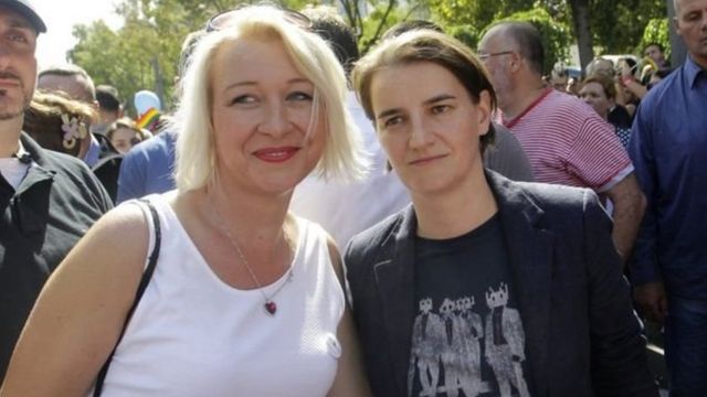 Ms Brnabic (a dama) tare da Helena Vukovic (tsohon sojan Serbia), da ta koma mace daga namiji