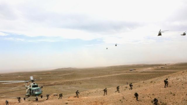 俄方官兵乘坐中方直升机实施机降突击训练。(photo:BBC)