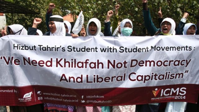Endonezya'da Hizb-ut Tahrir üyesi gençlerin taşıdığı bir pankart: "Demokrasi ve Liberal Kapitalizme Değil Halifeliğe İhtiyacımız Var".