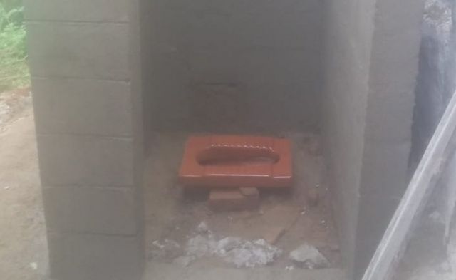 Fotografia do banheiro que o pai de Hanifa começou a construir, mas não conseguiu terminar