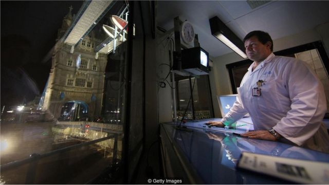 Médico trabalha em ambulância durante a noite