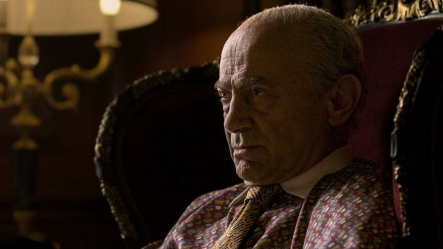 Salim Daw como Mohamed Al Fayed em cena da sexta e última temporada do The Crown
