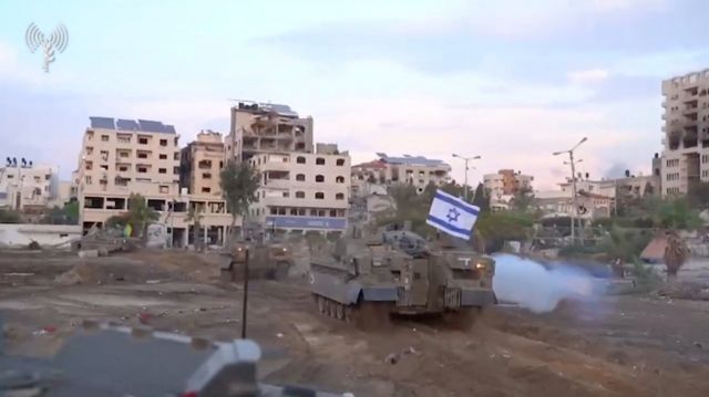 دبابة إسرائيلية تابعة للواء غولاني خلال حرب غزة