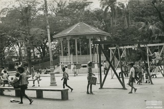 Crianças brincam no Jardim do Méier, no Rio, em foto de 1970