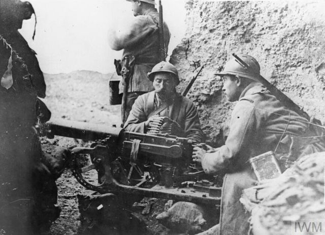 Французькі солдати з кулеметом Maxim MG у форті Дуомон біля Вердена