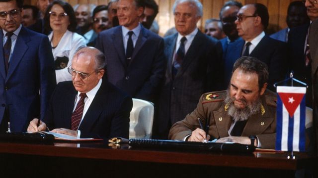 Gorbachev e Castro assinando papéis