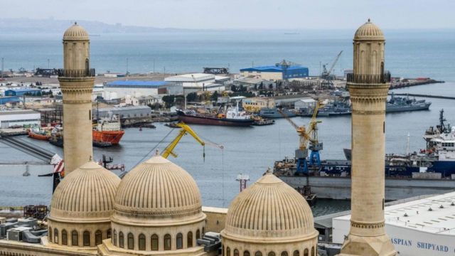 La mezquita de Bibi Heybat frente a un campo petrolífero en la costa del mar Caspio, a las afueras de Bakú, el 19 de marzo de 2019.