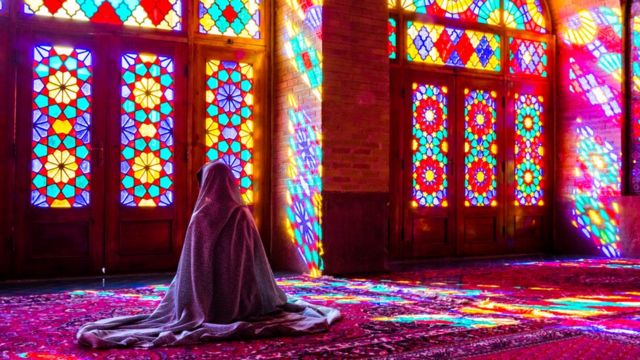 Mujer en una mezquita