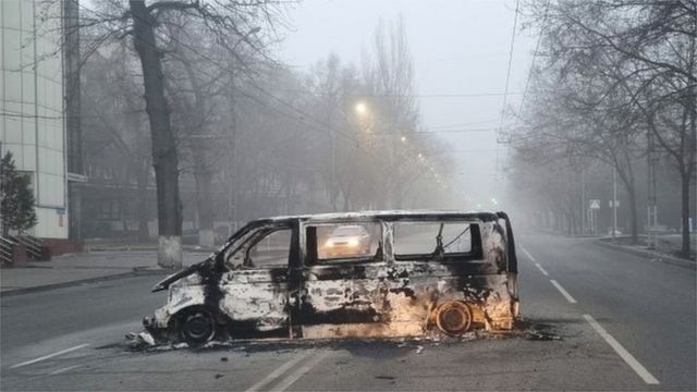 Almatı protestolarının devam ettiği sırada yanmış bir araç, 6 Ocak.