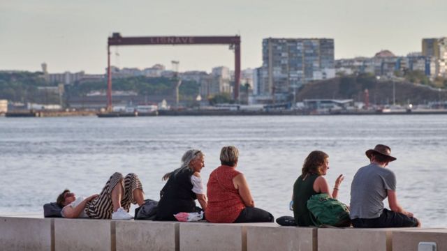 Turisti alla foce del fiume Tago, a Lisbona.