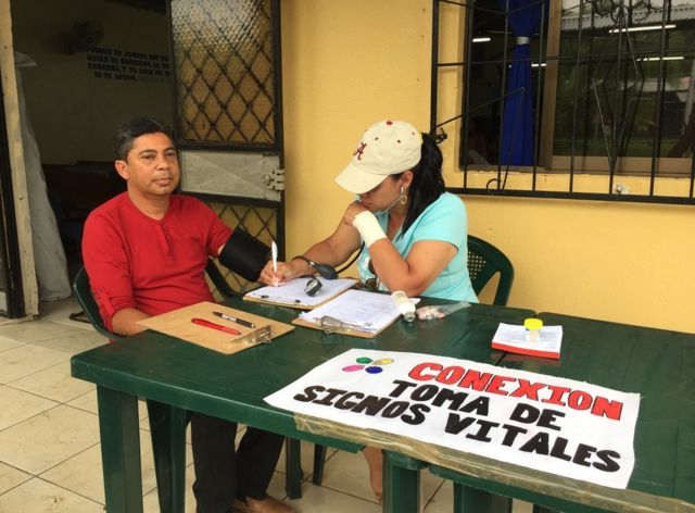 Pastor Giovanni tomándose el pulso en 28 Millas, Limón, Costa Rica. (Foto: Tamara Gil/BBC Mundo)
