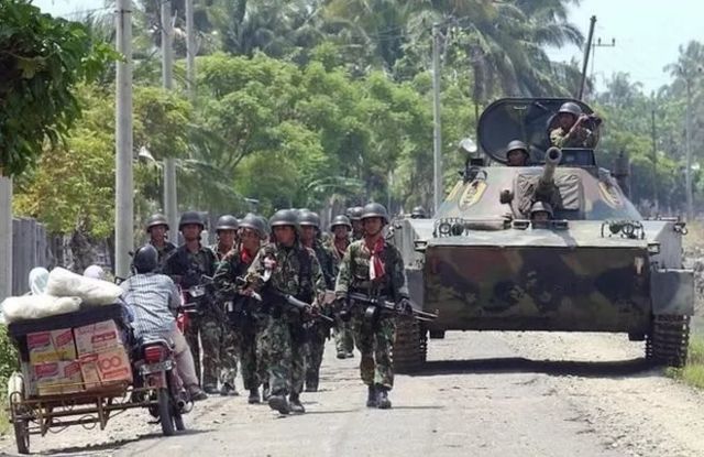 Patroli pasukan TNI di sebuah desa di Lhok Seumawe, 21 Mei 2003.