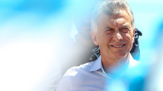 Mauricio Macri detrás de banderas de Argentina