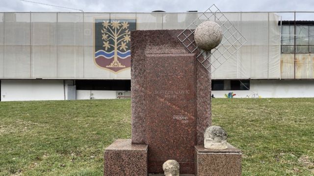 Spomenik Asimu Ferhatoviću ispred stadiona