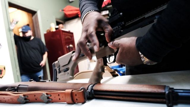 由于担心拜登将收紧法律，枪支销售量激增。(photo:BBC)